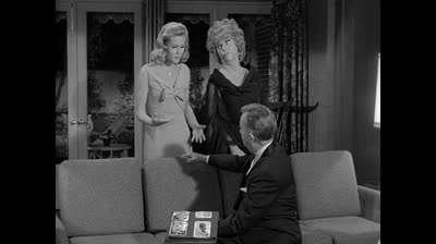 Hechizada Temporada 1 Episodio 10  En Blanco y Negro en Inglés