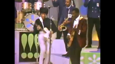 Cuando una mujer toma la guitarra y hace historia... Barbara Lynn no solo interpreta “What’d I Say”, lo transforma en fuego puro sobre el escenario.